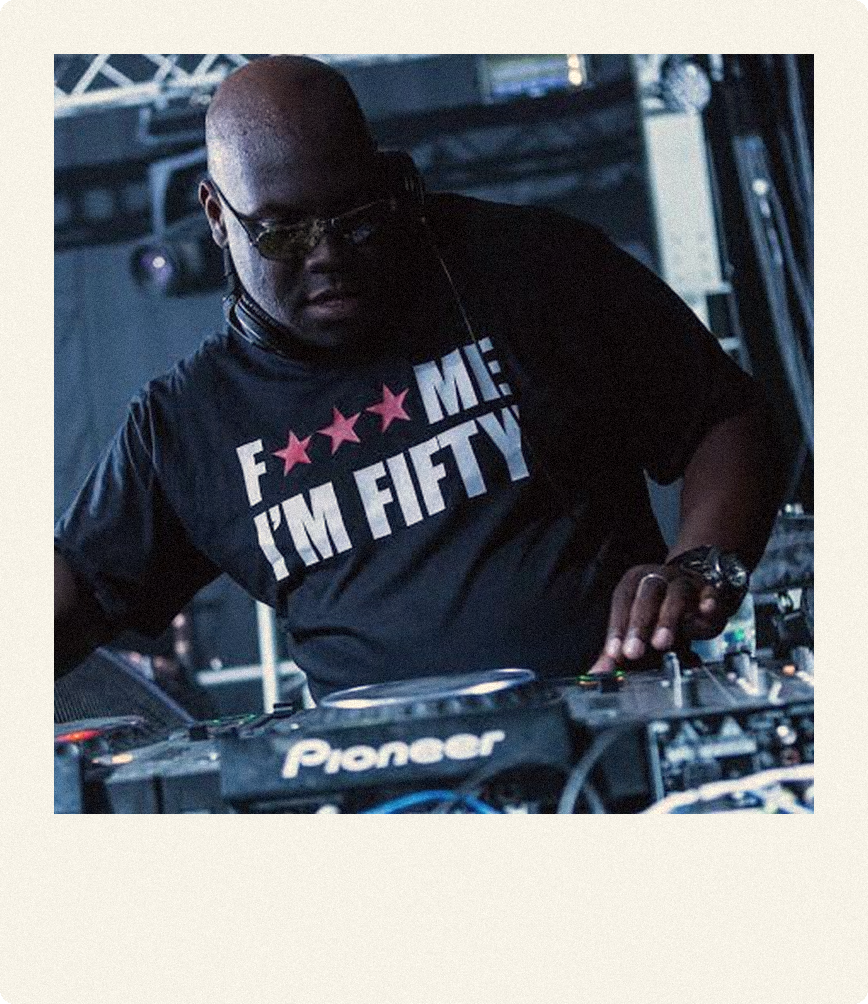 Carl Cox met het F*** Me I'm Fifty-shirt